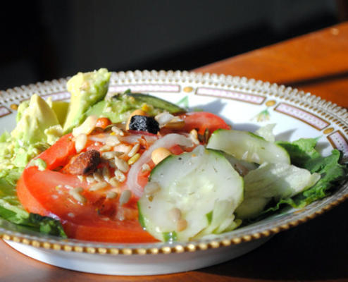 salada de tomate e abacate com um chuvisco de nogueira de estragão