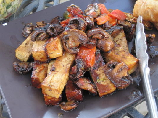 veggie grelhado e pilha de tofu com balsâmico e hortelã