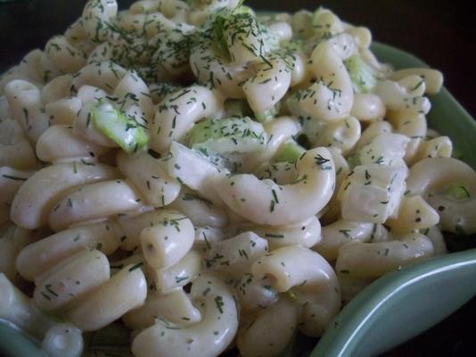 salada de macarrão com endro