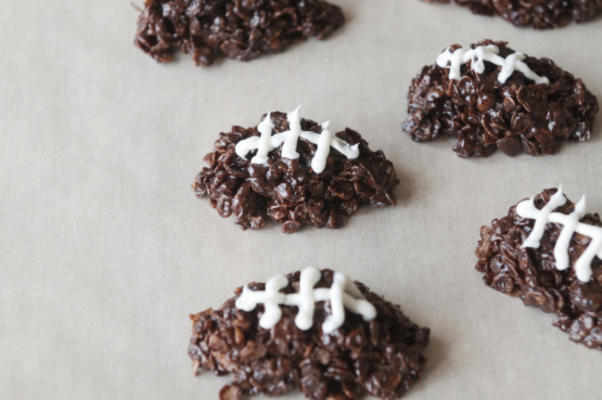 bolinhos do cereal do futebol do chocolate