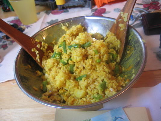salada de arroz de estilo indiano