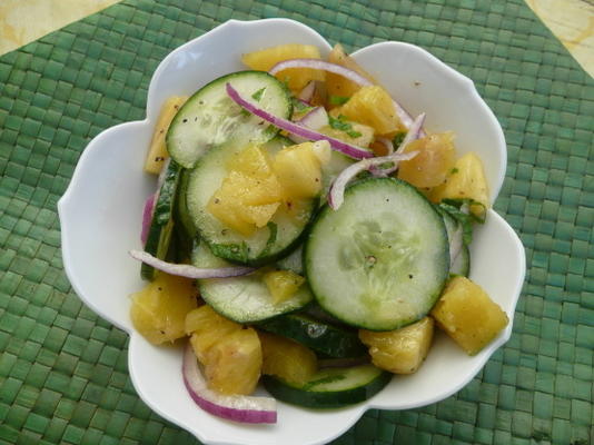 salada de pepino e abacaxi com hortelã