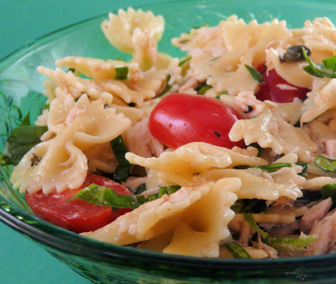 farfalle com atum em molho de manjericão e limão