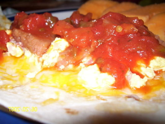 feijão, ovo e presunto pequeno-almoço tostada