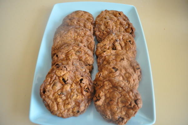 bolinhos de aveia com passas e biscoitos de chocolate
