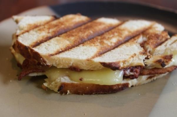 bacon cheddar e panini de maçã