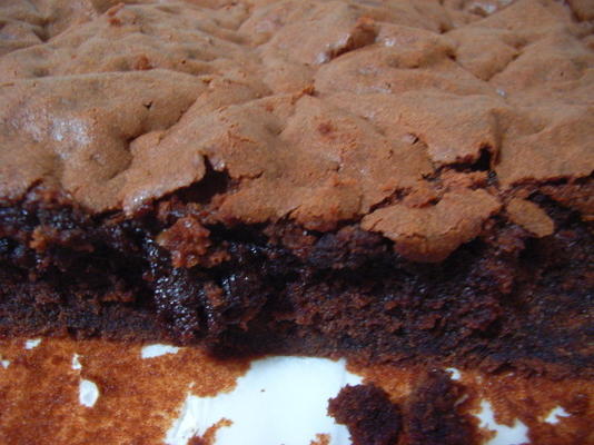 brownies de mascarpone com molho de chocolate e mel
