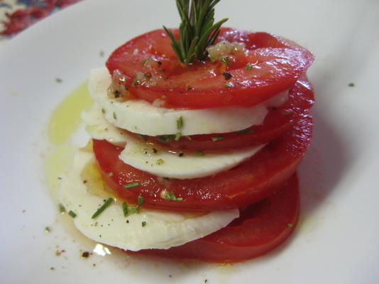 mussarela e tomate com alecrim