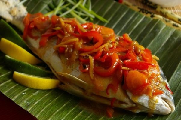 ano novo chinês peixe inteiro com legumes agridoce