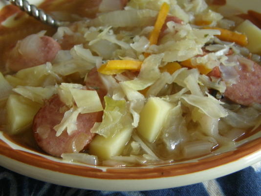 polonês salsicha e sopa de repolho