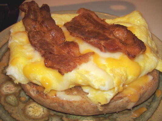 sanduíche de queijo bagel de bacon