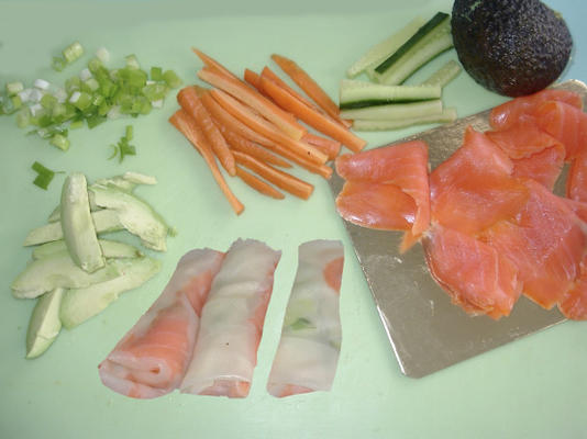 salmão defumado e rolos de papel de arroz
