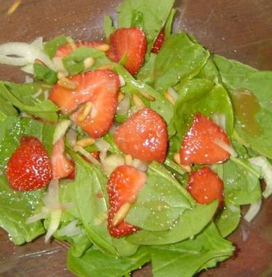 salada de espinafre e morango com vinagrete de mostarda