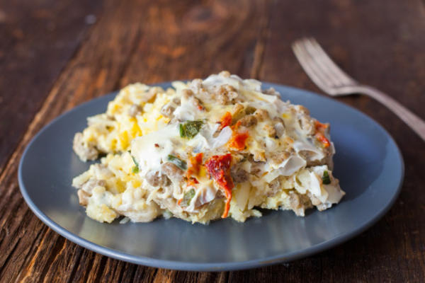 Caçarola de omelete em uma panela de barro