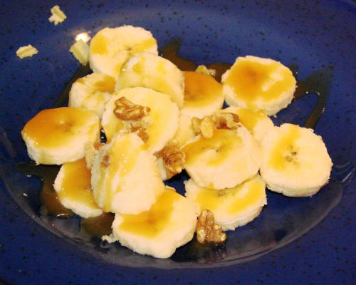 sundae de banana com nozes e caramelo