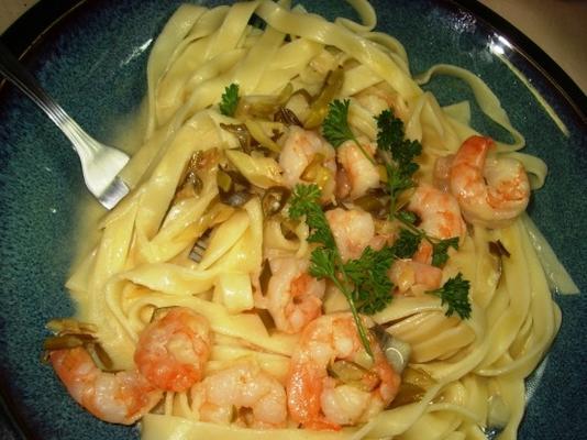 macarrão com camarão e jalapeño molho de laranja