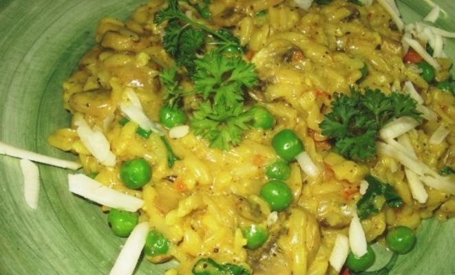 macarrão orzo com ervilhas e molho de urucum sálvia