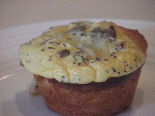 xícaras de quiche de salsicha italiana