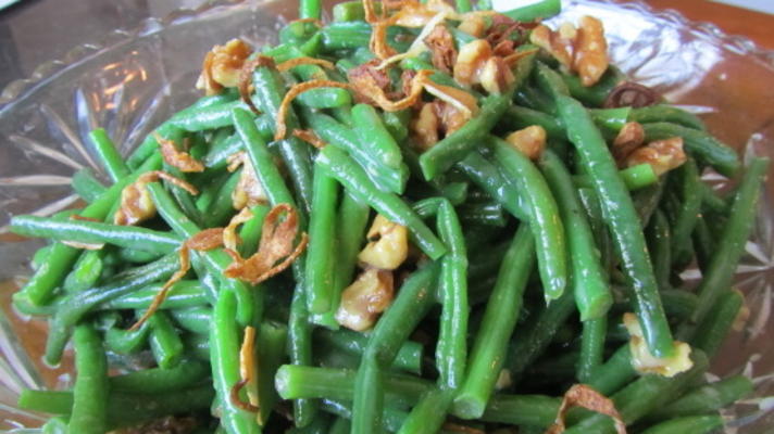 feijão verde com nozes e batatas fritas