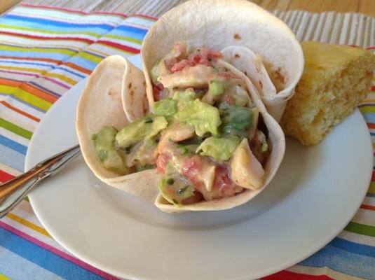 copos de tortilla de frango e abacate