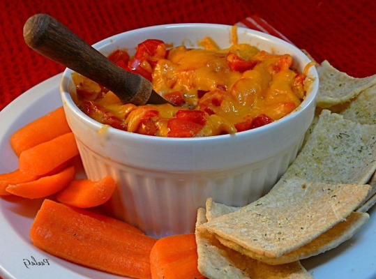 hummus assar com pimentão vermelho e queijo