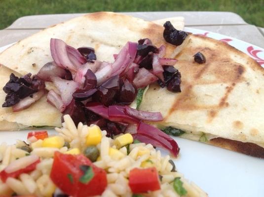 quesadillas grelhadas com feta, espinafre e molho de azeitona e limão