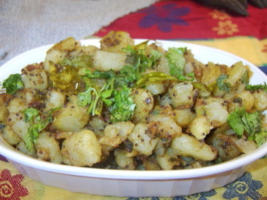 batatas com folhas de curry frescas (bhaji)