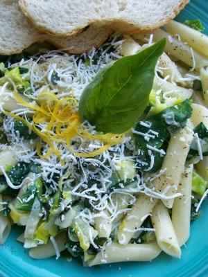 Fusilli com creme de alho-poró e espinafre