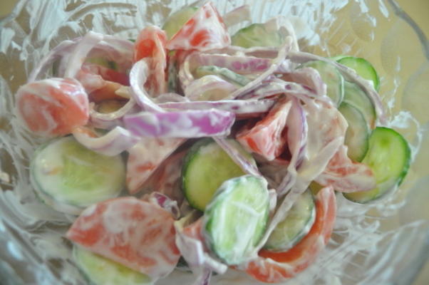 salada de califórnia (tomate, pepino e cebola)