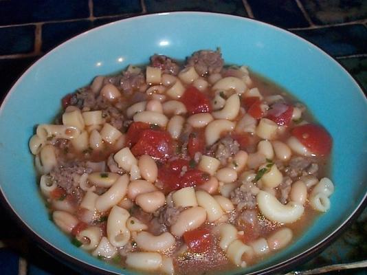 sopa italiana de feijão e linguiça