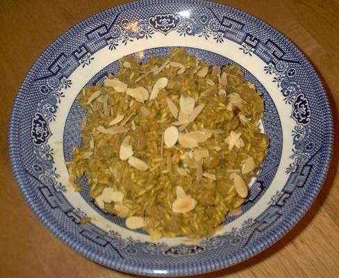 arroz ao curry com passas, damascos e amêndoas