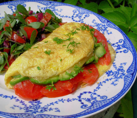 abacate, queijo cheddar e omelete de tomate