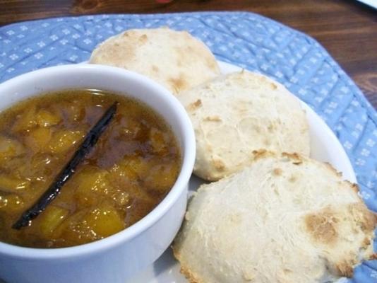 scones (biscoitos nos EUA) com baunilha e geléia de manga