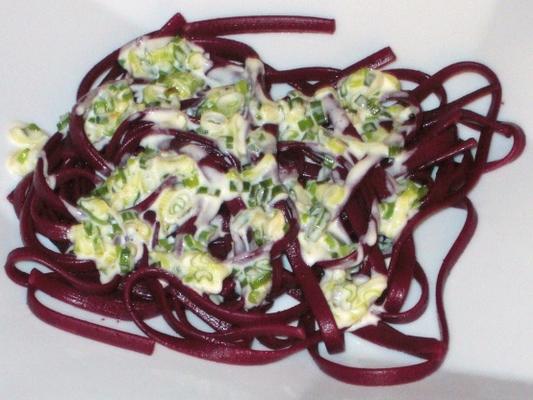 rotwein-nudeln (massa de vinho tinto com cebolinhas)