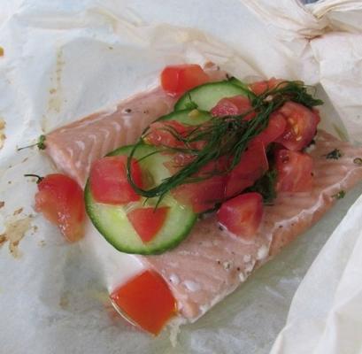 salmão com tomate e pepino