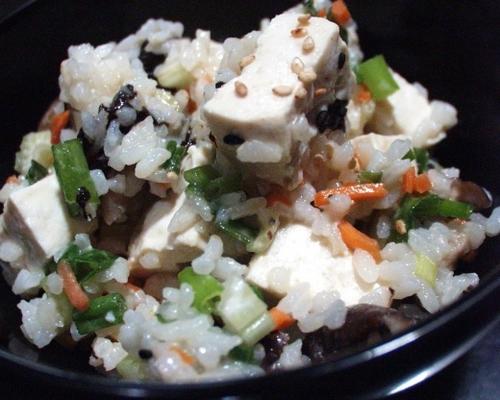 salada de arroz de estilo japonês