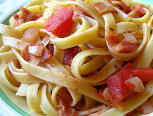 tomate, bacon e cebola fettuccine