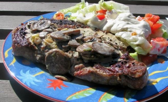 bife de costela com rábano e creme de cogumelos