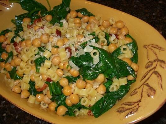 macarrão com espinafre, grão de bico e bacon