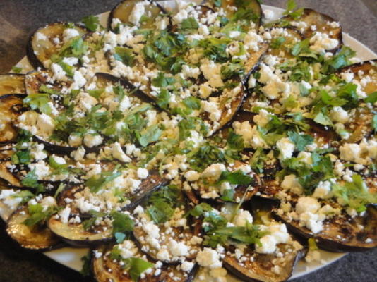 berinjela marinada grelhada com queijo feta e ervas