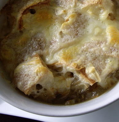 sopa de cebola com fontina e tomilho (italiano todos os dias)