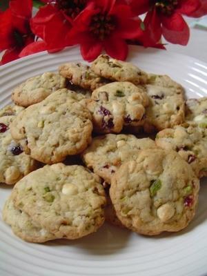 biscoitos de açúcar com pistache e cerejas secas