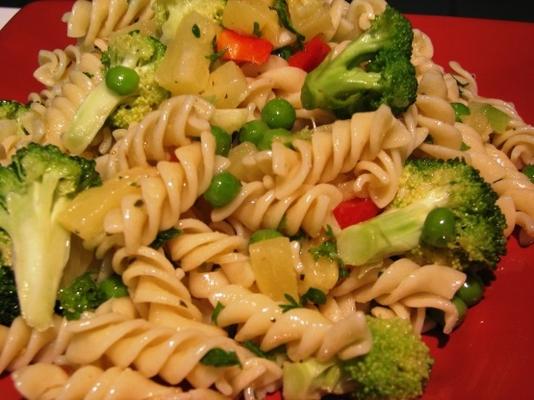 salada de macarrão com sol