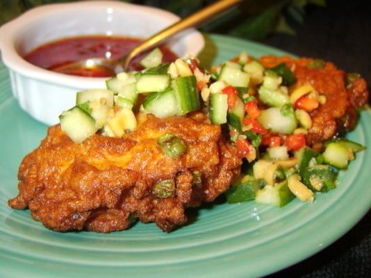 fishcakes tailandeses com molho de pimenta doce e pepino relish