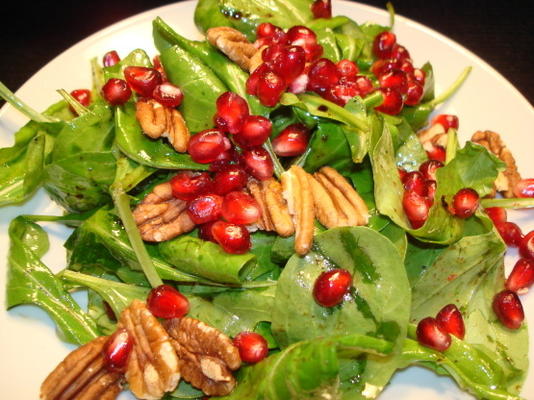 salada de rúcula com romã e nozes torradas