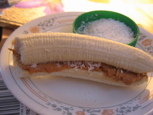 coco coberto de banana com amendoim