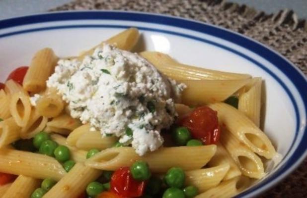 penne com ervilhas, tomate e ricota