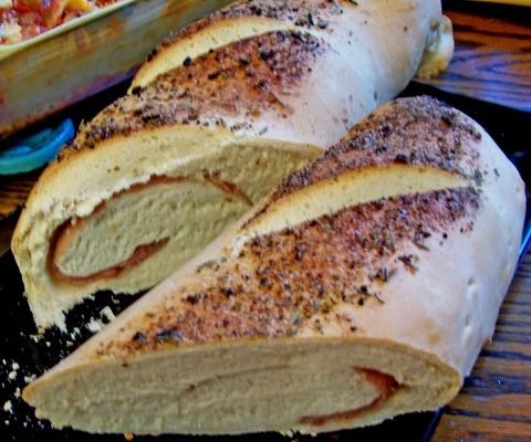 pão aromático com ervas, recheado com presunto