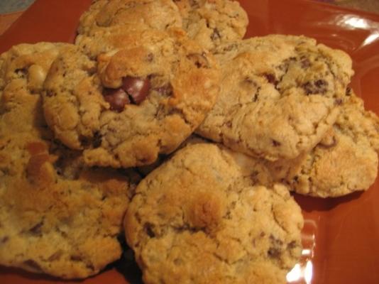 biscoitos de pedaço de ooie-gooie-chocolate-caramelo-macadâmia