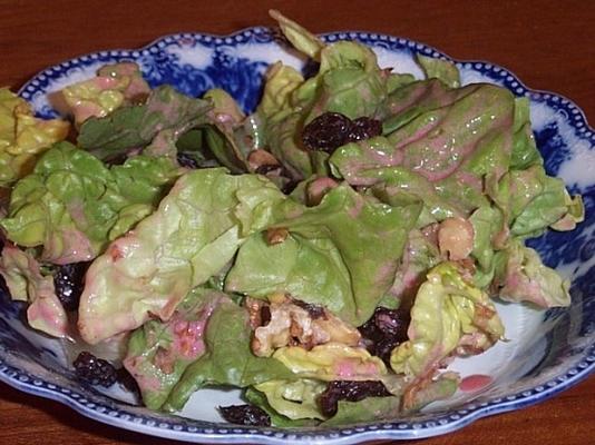 Salada de alface, passas e nozes com molho cremoso de framboesa